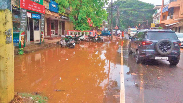 ಆರಂಭದ ಮಳೆಯಲ್ಲಿ ಜಲಾವೃತಗೊಂಡ ಕೋಟೇಶ್ವರ ಪೇಟೆಯ ರಸ್ತೆ