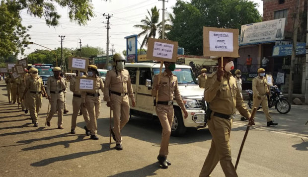 ಕೊಪ್ಪಳ ಪೊಲೀಸರು, ನಗರಸಭೆ ಸದಸ್ಯರಿಂದ ಮಾಸ್ಕ್ ಧರಿಸುವ ಜಾಗೃತಿ