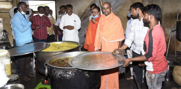 ಶಾಸಕರ ದಾಸೋಹ ಕಾರ್ಯ ಶ್ಲಾಘನೀಯ: ಸ್ವಾಮೀಜಿ