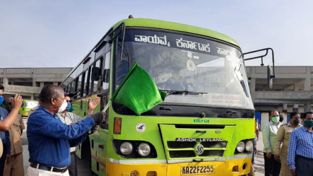 ಬೆಳಗಾವಿ: ಪ್ರಯಾಣಿಕರಿಗೆ ಸಿಹಿ ಹಂಚಿ ಬಸ್ ಪ್ರಯಾಣ ಆರಂಭ