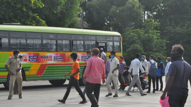 ಗದಗ: ಒಂದೂವರೆ ತಿಂಗಳ ಬಳಿಕ ರಸ್ತೆಗಿಳಿದ ಸಾರಿಗೆ ಸಂಸ್ಥೆ ಬಸ್ ಗಳು