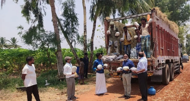 ರೈತರಿಗೆ ಮಾರುಕಟ್ಟೆ ಕಲ್ಪಿಸಿದ ಅಧಿಕಾರಿಗಳು