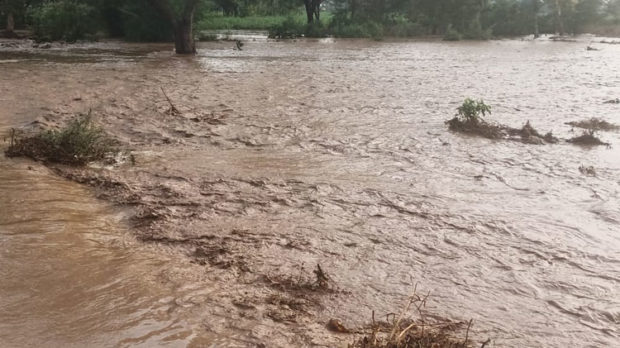 ಮಳೆ ಇಲ್ಲದಿದ್ದರೂ ಸೇತುವೆ ಜಲಾವೃತ: ನೂರಾರು ಎಕರೆ ಜಮೀನುಗಳಿಗೆ ನುಗ್ಗಿದ ನೀರು!