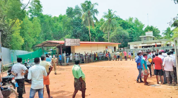 ಮದ್ಯ ಖರೀದಿ ಉತ್ಸಾಹದಲ್ಲಿ ನಿಯಮ ಮರೆತರು