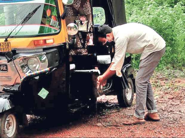 ಬಡಗುಬೆಟ್ಟು: ಕೋವಿಡ್-19 ಜಾಗೃತಿ ಮೂಡಿಸುತ್ತಿರುವ ಆಟೋರಿಕ್ಷಾ