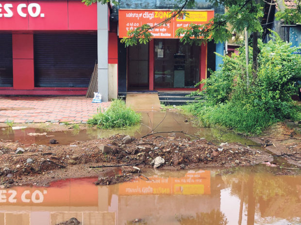 ಬೈಕಂಪಾಡಿ: ಚರಂಡಿ ಬದಲು “ಖೆಡ್ಡಾ’!