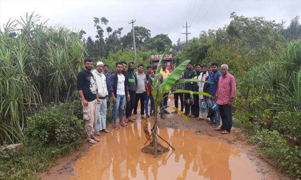 ರಸ್ತೆ ದುರಸ್ತಿಗೆ ಆಗ್ರಹಿಸಿ ಪ್ರತಿಭಟನೆ