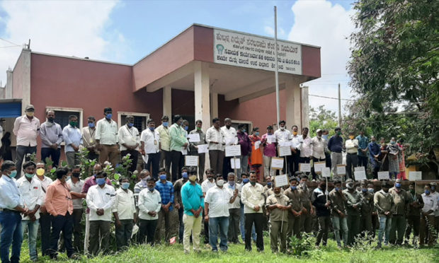 ಹೆಸ್ಕಾಂ ಅಧಿಕಾರಿ-ಸಿಬ್ಬಂದಿ ಪ್ರತಿಭಟನೆ