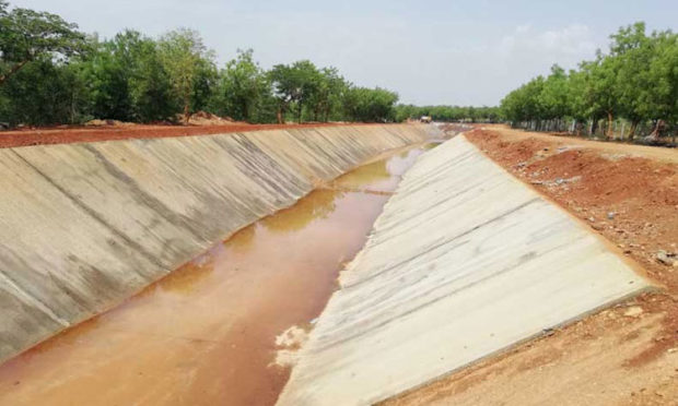 ನೀರು ಹರಿಸುವ ವೇಳೆ ಕಾಲುವೆ ದುರಸ್ತಿ!