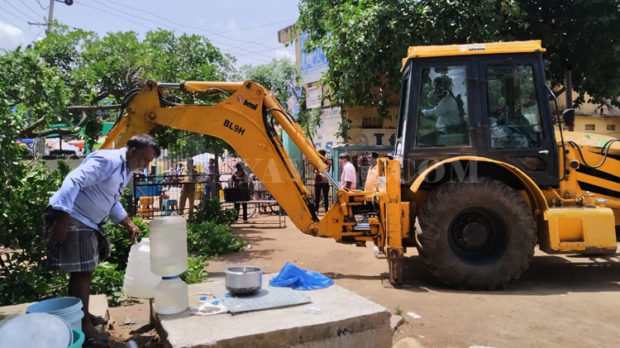 ಕುಡಿವ ನೀರಿನ ಯೋಜನೆ ಪೈಪ್ ಗಳ ಮೇಲೆ ಸುಲಭ ಶೌಚಾಲಯ ನಿರ್ಮಾಣಕ್ಕೆ ಸಾರ್ವಜನಿಕರ ಆಕ್ರೋಶ