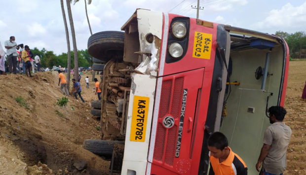 ಕೆಂಪುಕೆರೆ ಬಳಿ ಪಲ್ಟಿಯಾದ ಕೆಎಸ್ ಆರ್ ಟಿಸಿ ಬಸ್