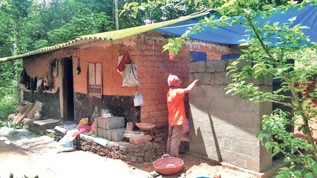 ಬಡ ಕುಟುಂಬಕ್ಕೆ ಉಚಿತವಾಗಿ ಶೌಚಾಲಯ ನಿರ್ಮಾಣ