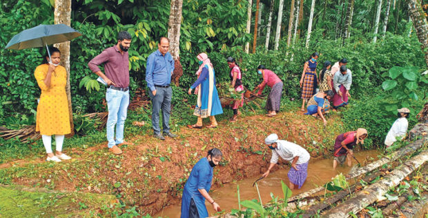 ಆರ್ಯಾಪು: ತೋಡಿನ ಹೂಳೆತ್ತಿದ ಮಹಿಳೆಯರು