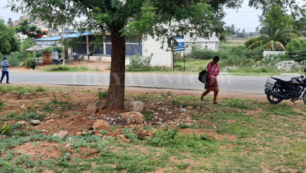 ಅಧಿಕಾರಿಗಳ ನಿರ್ಲಕ್ಷ್ಯ:  2 ಕಿಮೀ ನಡೆದು ಬಂದು ಆಸ್ಪತ್ರೆಗೆ ದಾಖಲಾದ ಸೋಂಕಿತ ಮಹಿಳೆ!