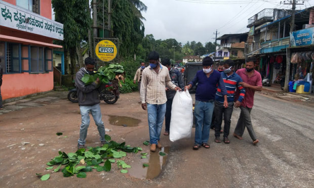 ಸಂತೆ ನಡೆಸಲು ಬಂದಿದ್ದ ವ್ಯಾಪಾರಿಗಳಿಗೆ ತಡೆ