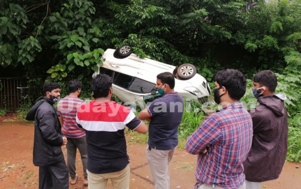 ಬಬ್ಬುಕಟ್ಟೆ ಬಳಿ ಕಾರು ಪಲ್ಟಿ : ಸವಾರರು ಪವಾಡಸದೃಶ ಪಾರು