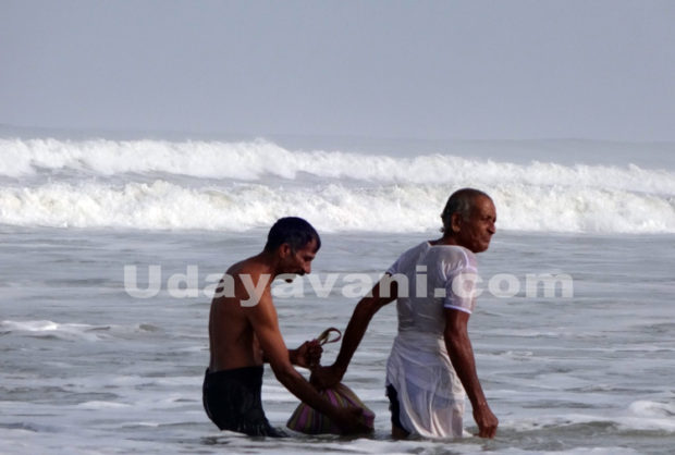 ತೆಕ್ಕಟ್ಟೆ ಆಟಿ  ಅಮಾವಾಸ್ಯೆ ಸಂಭ್ರಮ : ಕೊಮೆ-ಕೊರವಡಿ ಸಮುದ್ರ ಸ್ನಾನ