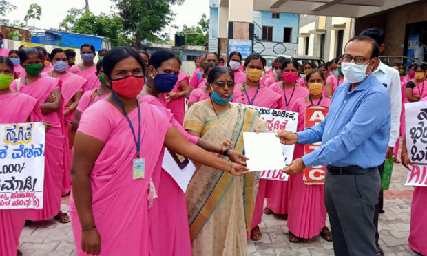 ಆರೋಗ್ಯ ಸೇವೆ ಸ್ಥಗಿತಗೊಳಿಸಿ ಆಶಾ ಕಾರ್ಯಕರ್ತೆಯರ ಹೋರಾಟ