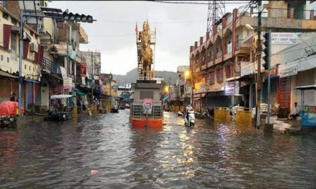 ಭಾರಿ ಮಳೆಗೆ ಕೆರೆಯಂತಾದ ಬಸವೇಶ್ವರ ವೃತ್ತ