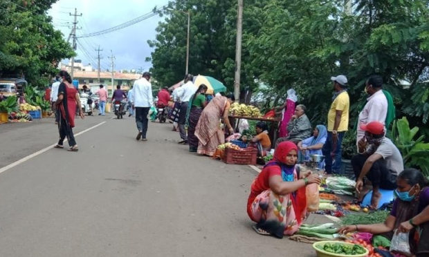 ವಿದ್ಯಾಗಿರಿ ಆಸ್ಪತ್ರೆಯಪಕ್ಕ ಸಾರ್ವಜನಿಕ ಸಂತೆ