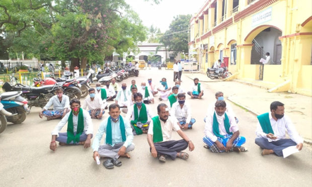 ಬೆಳೆ ವಿಮೆ ಪಾವತಿಗೆ ಆಗ್ರಹಿಸಿ ಧರಣಿ