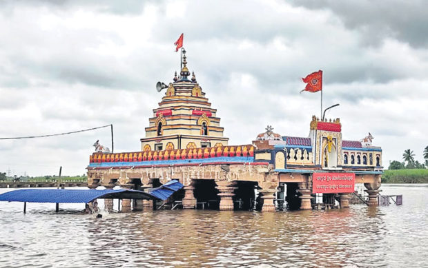 ಪ್ರವಾಹ; ರಾಯಚೂರಿನಲ್ಲಿ ತೆಪ್ಪ ಮುಳುಗಿ ನಾಲ್ವರು ಕಣ್ಮರೆ: ಉತ್ತರ ಮೂರಾಬಟ್ಟೆ