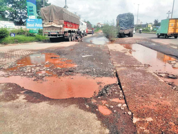 ಸಂಚಾರಕ್ಕೆ ಅಯೋಗ್ಯವಾದ ಕೂಳೂರು ಸರ್ವಿಸ್‌ ರಸ್ತೆ!