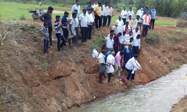 ಕೆರೆಗಳಿಗೆ ನೀರು ತುಂಬಿಸುವ ಕಾರ್ಯಕ್ಕೆ ಶಾಸಕರಿಂದ ಚಾಲನೆ