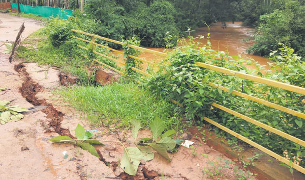 ಪಟ್ಟೆ: ಸೀರೆ ಹೊಳೆ ಸೇತುವೆ ತಡೆಗೋಡೆ ಕುಸಿತ ಭೀತಿಯಲ್ಲಿ