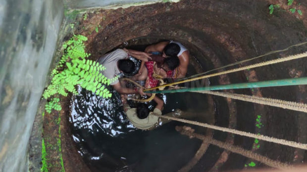 ಬಾವಿಗೆ ಬಿದ್ದ ವೃದ್ಧೆ: ಬಾವಿಗಿಳಿದು ರಕ್ಷಿಸಿದ ಪಿಎಸ್ಐ, ಅಗ್ನಿಶಾಮಕ ಸಿಬ್ಬಂದಿ, ರಿಕ್ಷಾಚಾಲಕ