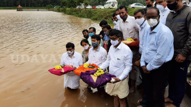 ಹಿರೇಕೊಳಲೆ ಕೆರೆಗೆ ಬಾಗೀನ ಅರ್ಪಿಸಿದ ಸಚಿವ ಸಿ.ಟಿ ರವಿ ದಂಪತಿ