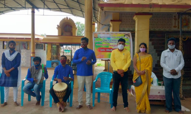 ಬೀದಿನಾಟಕ ಪ್ರದರ್ಶಿಸಿ ಕೋವಿಡ್ ಜಾಗೃತಿ