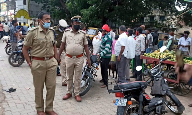 ರಸ್ತೆಗಿಳಿದ ಹಾಸನ ಎಸ್ಪಿ ಶ್ರೀನಿವಾಸಗೌಡ