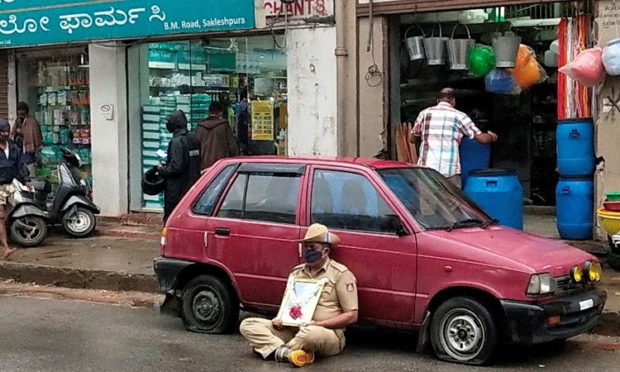 ಪೊಲೀಸ್‌ ಪೇದೆ ಗಾಂಧಿಗಿರಿ ಪ್ರತಿಭಟನೆ!