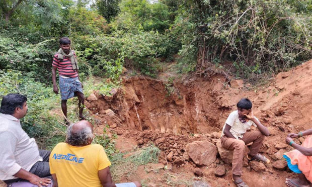 ನಿಧಿ ಶೋಧದಲ್ಲಿ ಅಧಿಕಾರಿಗಳು: ಆರೋಪ