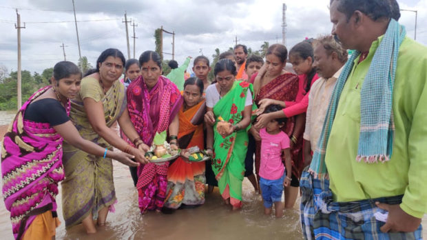 ಪ್ರವಾಹ: ಮಲಪ್ರಭೆ ಶಾಂತಿಗಾಗಿ ಉಡಿ ತುಂಬಿದ ಮಹಿಳೆಯರು