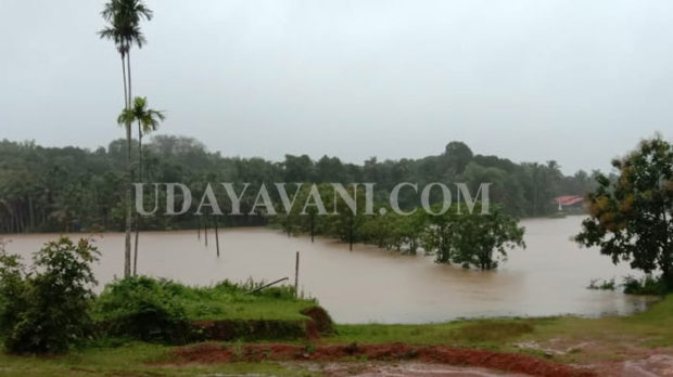 ಉತ್ತರೆಯ ಆರ್ಭಟಕ್ಕೆ ಕರಾವಳಿ ತತ್ತರ: ಭಾರಿ ಮಳೆಗೆ ಹಲವು ಪ್ರದೇಶಗಳು ಜಲಾವೃತ