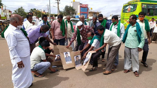 ಶಿಡ್ಲಘಟ್ಟ: ಕೃಷಿ ಸಚಿವ ಬಿ.ಸಿ.ಪಾಟೀಲ್ ಪ್ರತಿಕೃತಿ ದಹಿಸಿ ಪ್ರತಿಭಟನೆ