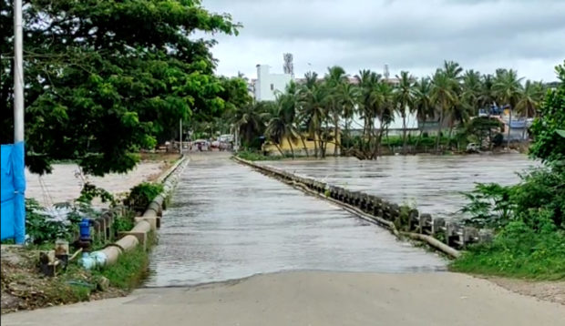 ಭಾರಿ ಮಳೆಗೆ ಭದ್ರಾವತಿಯ ಹೊಸ ಸೇತುವೆ ಮುಳುಗಡೆ: ವಾಹನ ಸಂಚಾರ ಬಂದ್