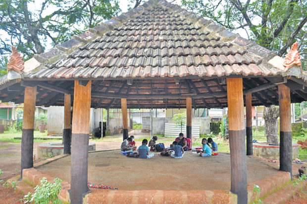 ಕುಟೀರಗಳಲ್ಲಿ ಅರಳುವ ವಿದ್ಯಾ ಕುಸುಮಗಳು