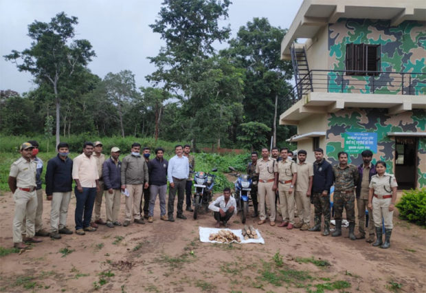 ಹುಣಸೂರು: ಗಂಧದ ಮರದ ತುಂಡುಗಳ ಅಕ್ರಮ ಸಾಗಾಟ; ಓರ್ವನ ಬಂಧನ; ನಾಲ್ವರು ಪರಾರಿ