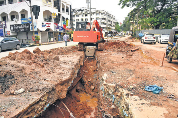 ಆಮೆಗತಿಯಲ್ಲಿ ಒಳಚರಂಡಿ ಕಾಮಗಾರಿ; ಸಂಚಾರ ಸಂಕಷ್ಟ