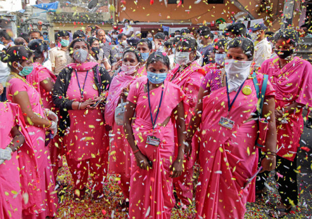 ಕೋವಿಡ್ ಮಹಿಳಾ ವಾರಿಯರ್ಸ್‌ಗೆ ಗಿಫ್ಟ್: ದೀಪಾವಳಿಗೆ ಜೋಡಿ ಸೀರೆ