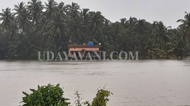 ಉತ್ತರೆಯ ಆರ್ಭಟಕ್ಕೆ ಕರಾವಳಿ ತತ್ತರ