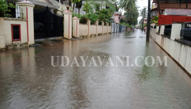 ಮಂಗಳೂರಿನಲ್ಲಿ ಮುಂದುವರಿದ ಮಳೆ: ಹಲವು ಪ್ರದೇಶಗಳು ಜಲಾವೃತ, ಕುಸಿದ ರಸ್ತೆ