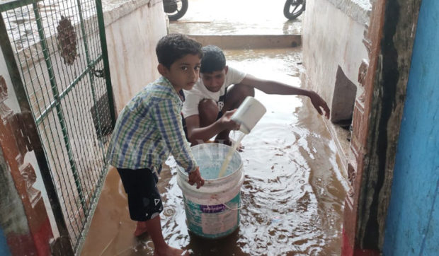 ರಾಯಚೂರಿನಲ್ಲಿ ಮತ್ತೆ ವರುಣಾರ್ಭಟ: ತುಂಬಿ ಹರಿದ ಹಳ್ಳಕೊಳ್ಳಗಳು, ಹಲವೆಡೆ ಸಂಚಾರ ಸ್ಥಗಿತ