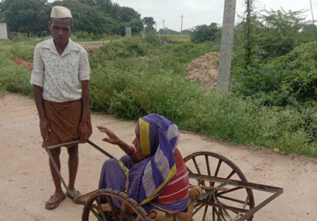 ಅನಾರೋಗ್ಯ : ಮತ್ತೆ ನೀರು ತರುವ ತಳ್ಳುಗಾಡಿ ಹತ್ತಿದ ಹನುಮವ್ವ