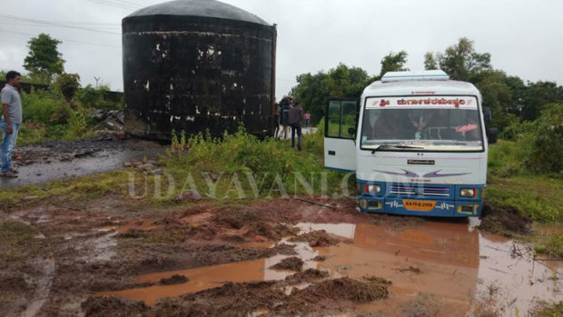 ರಸ್ತೆಗೆ ಬಿದ್ದ ಟ್ಯಾಂಕ್