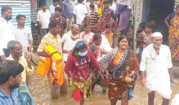 ವಿಜಯಪುರ: ಭೀಮಾ ತೀರದ ತಾರಾಪುರ ಗ್ರಾಮಸ್ಥರನ್ನು ಬಲವಂತವಾಗಿ ಸ್ಥಳಾಂತರಿಸಿದ ಜಿಲ್ಲಾಡಳಿತ