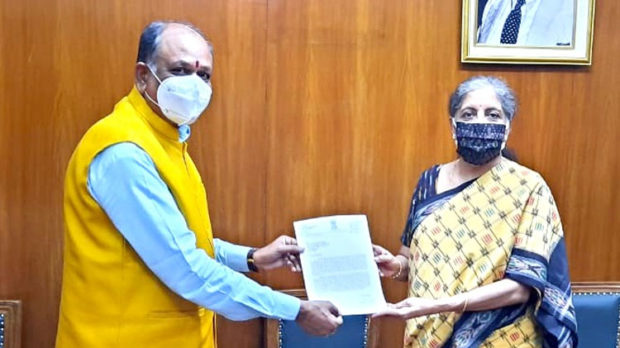 Devendrappa requests Nirmala Sitharaman to add Bellary to Smart City project